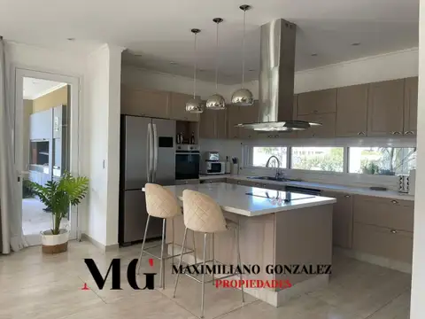 Casa 6 ambientes con 4 baños