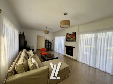 Casa 4 ambientes con 2 baños