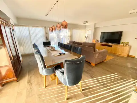 Amplio departamento cinco ambientes en impecable estado.