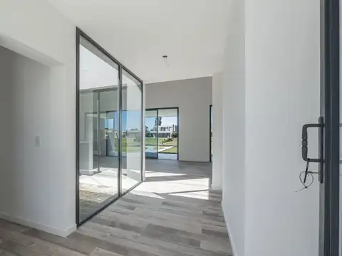 Casa 5 ambientes con 4 baños