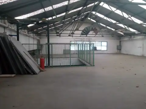 Galpón 950m2 s/Lote 23x23 en 2 Plantas a 200m Av. Gral Paz