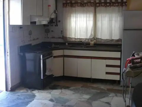 CASA MULTIFAMILIAR CON 4 DORMITORIOS, 2 BAÑOS Y PATIO