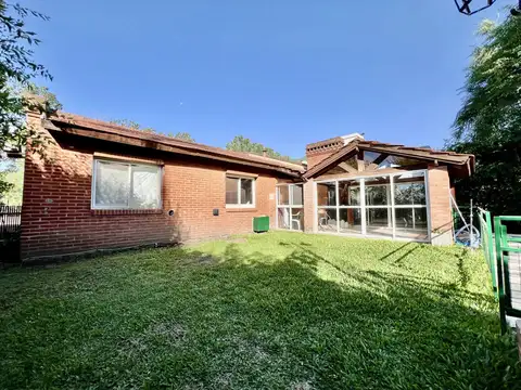 Casa 4 ambientes con 2 baños