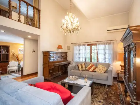 Excelente propiedad con jardín y pileta