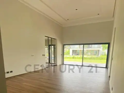Casa en Venta con 4 cocheras