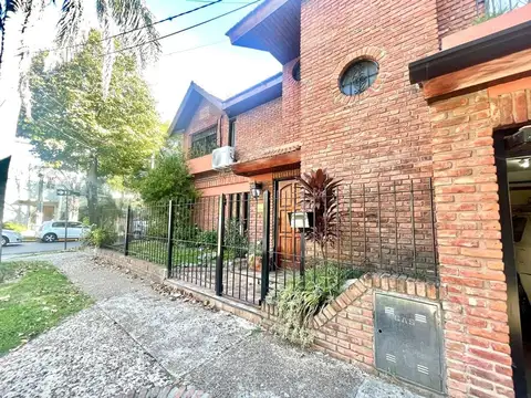 EXCELENTE CASA DOS PLANTA CON  PARQUE Y PILETA