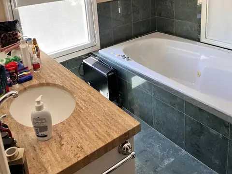 Casa 5 ambientes con 4 baños