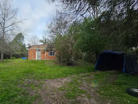 Terreno con construcción a terminar en Arana