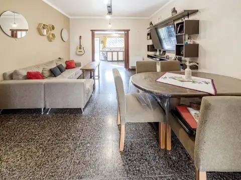 Venta PH en Flores de 3 ambientes con patio, terraza y quincho