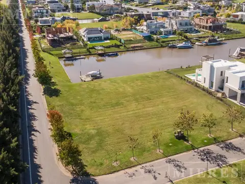 Lote AL RIO en venta en el Barrio Albanueva!