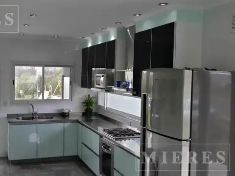 Casa en Alquiler con 2 cocheras