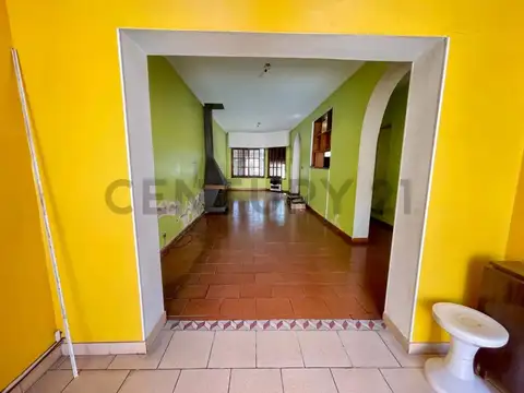 Venta Casa con jardin, pileta y cochera