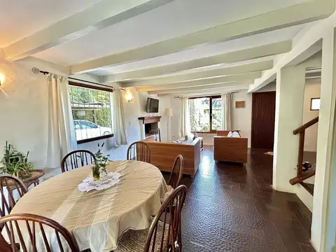 Casa en Alquiler con 2 cocheras