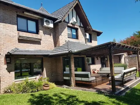 Casa 4 ambientes con 3 baños