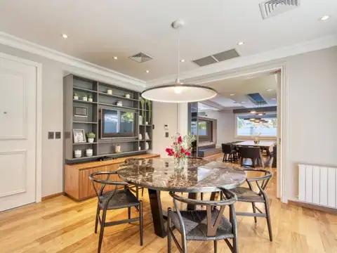 Casa 8 ambientes con 4 baños