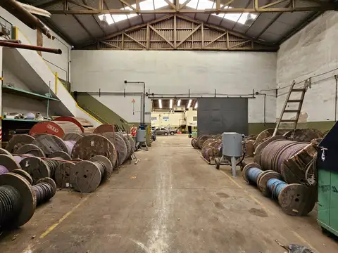 Depósito en alquiler o venta Pinieyro Avellaneda 2000 m2 - logístico o industrial con T3 muy bueno