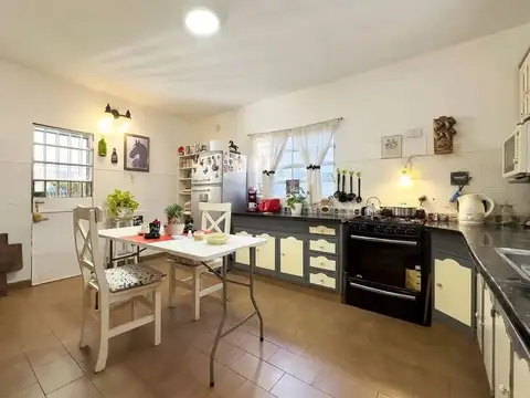 Casa 4 ambientes con 2 baños