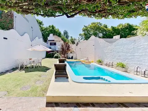 Casa 5 ambientes en venta en Banfield con pileta