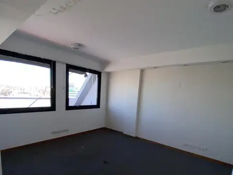 Oficina en alquiler - 109 m2 - 1 cochera, excelentes vistas, balcon terraza