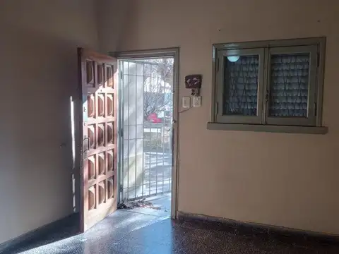 VENTA - Casa 3 ambientes con fondo libre - Tapiales