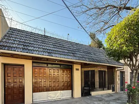 CASA 4 AMBIENTES EN VENTA LANUS ESTE CON JARDIN