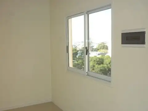 *IDEAL INVERSOR! SE VENDE ALQUILADO. *EXCLUSIVO DEPTO. DE 2 AMB. CON BALCON DE 52 M2 CUB. *COCHERAS