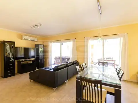 Casa 5 ambientes con 3 baños