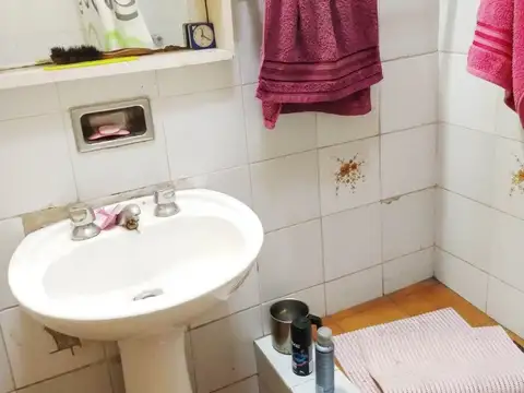 CASA CON AMPLIOS AMBIENTES PROXIMA A SARRATEA MUY BUENA UBICACION