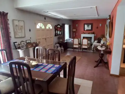Casa en Venta con 2 cocheras