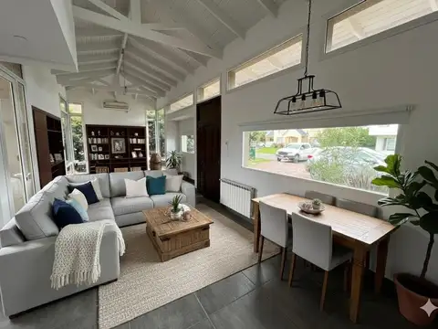 VENTA: casa de tres dormitorios con jardín y pileta en barrio privado Funes Hills, San Marino