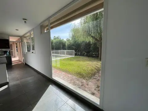 Casa 6 ambientes con 2 baños