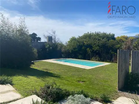 Casa 4 dormitorios, 3 baños y piscina.