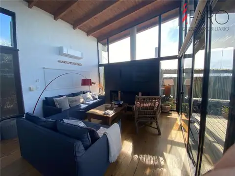 Casa 4 dormitorios, 3 baños y piscina.