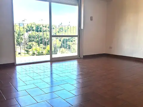 Impecable Semipiso de 3 Ambientes con Dependencia