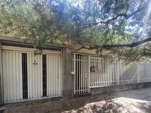 Casa 4 ambientes con garage, quincho , parrilla y jardin