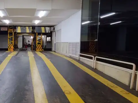 CENTRO COCHERA EN VENTA CON ASENSOR EN PEATONAL