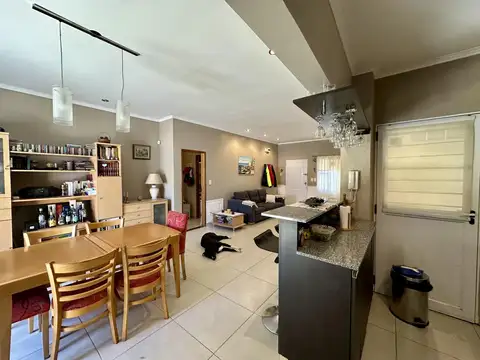 Casa 4 ambientes con 2 baños