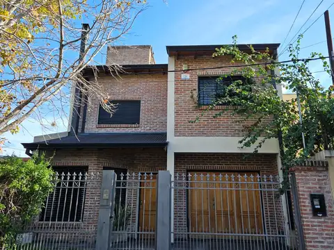 Casa de 3 dormitorios - Gge pasante - Fondo - Pileta y Calefaccion Central -