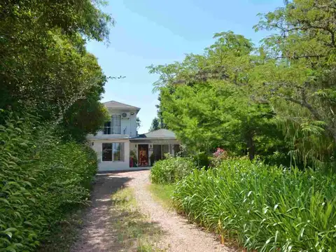 Amplia casa con piscina climatizada excelente zona