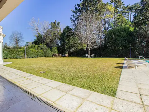 Casa en Venta con 3 cocheras