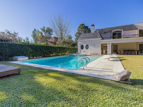 Casa 13 ambientes con 7 baños