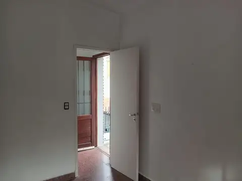 DEVOTO-OPORTUNIDAD UNICA ALQUILER LOCAL u OFICINA COMERCIAL CONSTA DE 2 AMBIENTES, CON TOILETTE Y GARAGE- MUY LUMINOSO-Joaquin V Gonzalez al 4200