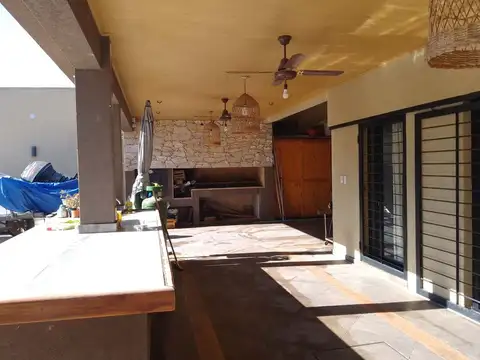 Casa 8 ambientes con 5 baños