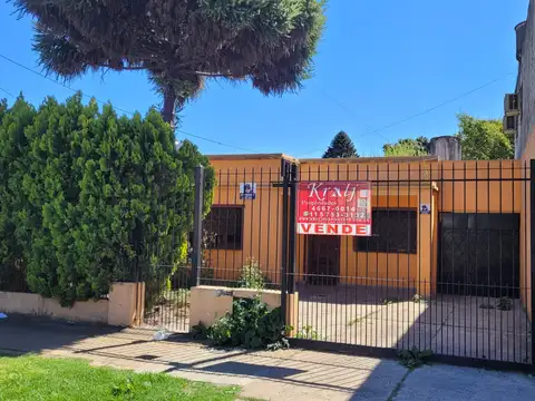 APTA CREDITO  ¡Oportunidad Única!   Casa a reciclar en ubicación privilegiada.