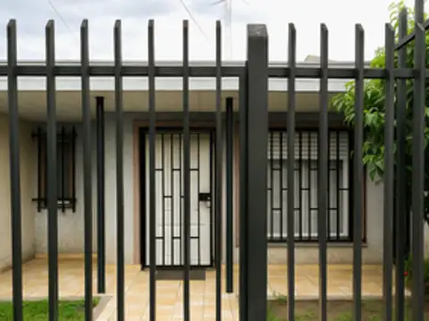 Oportunidad Casa Lomas del Mirador 3amb jard patio