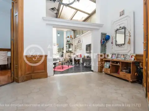 Departamento antiguo con dos patios y dependencia, totalmente reciclado con hermosos detalles.