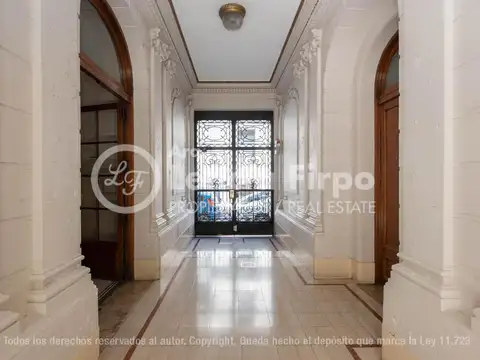 Departamento antiguo con dos patios y dependencia, totalmente reciclado con hermosos detalles.