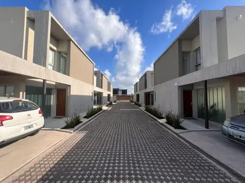 CASA DUPLEX EN VENTA - 139 y 505 -  Complejo cerrado en Don Carlos