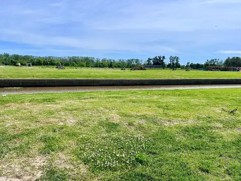 Boulevard de Todos los Santos  al 4300