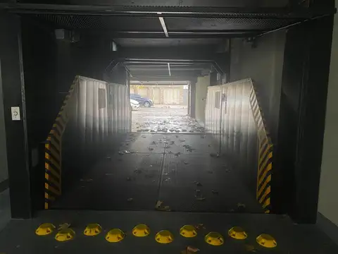 Venta cochera cubierta subsuelo Villa Pueyrredon